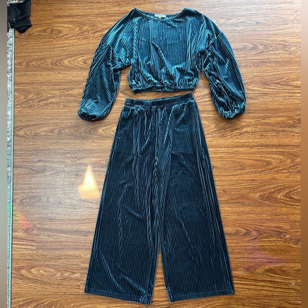 NWOT Miss Sparkling Elegant Teal Velvet Pleated Set Medium - Picture 5 of 6